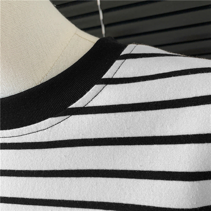 Femme Stripet Casual Korte Ærme T-Shirt med Broderet Detail Stilla