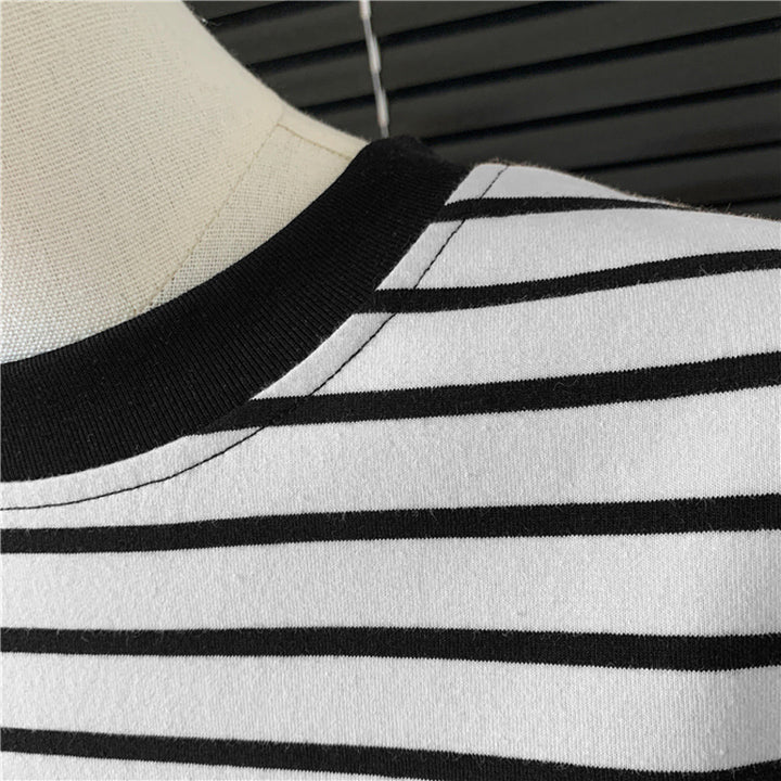 Femme Stripet Casual Korte Ærme T-Shirt med Broderet Detail Stilla