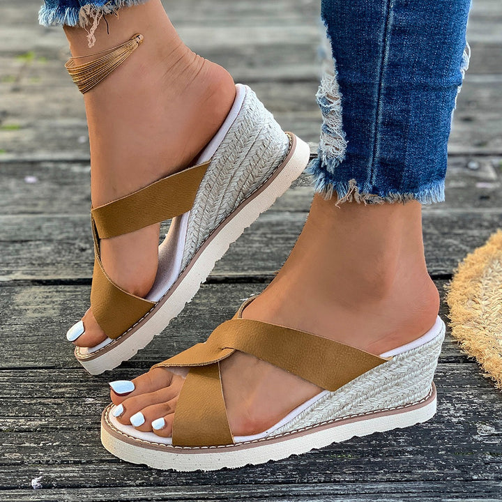 Dame Wedge-sandaler med trendy krydsremme og behagelig sål Stilla