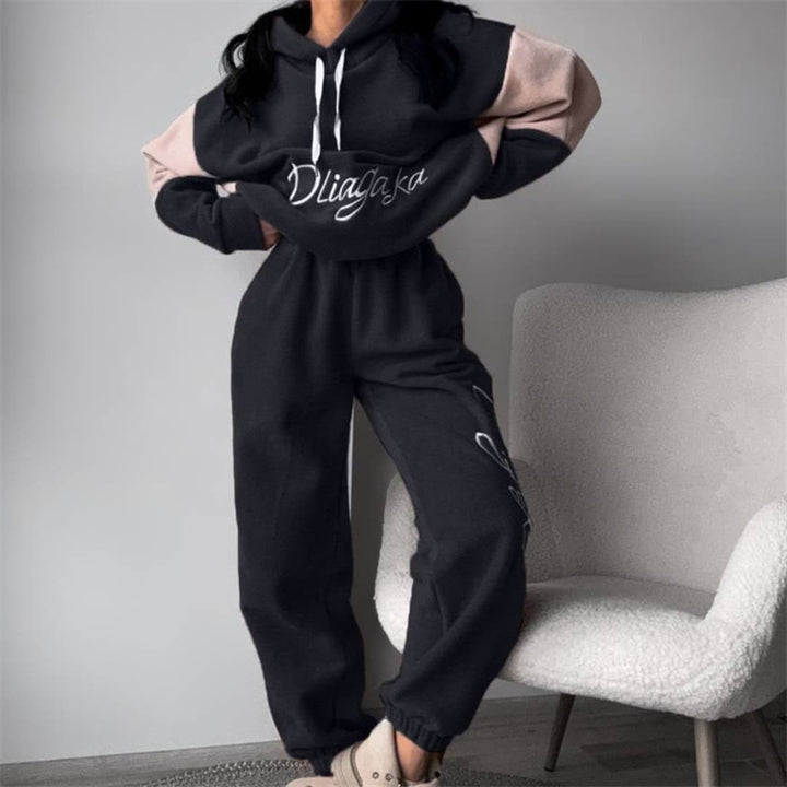 Kvindernes komfortable fleece træningsdragt med elegant skrift Skovae