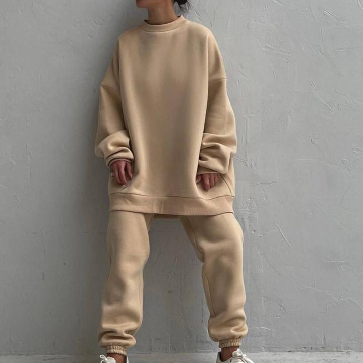 Kvindernes komfortable oversized loungewear sæt med høj krave og elastiske manchetter