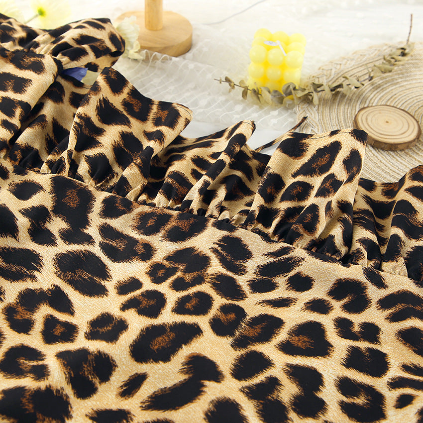 Dame fritidssæt med leopardmønster og legende flæsedetaljer Stilla