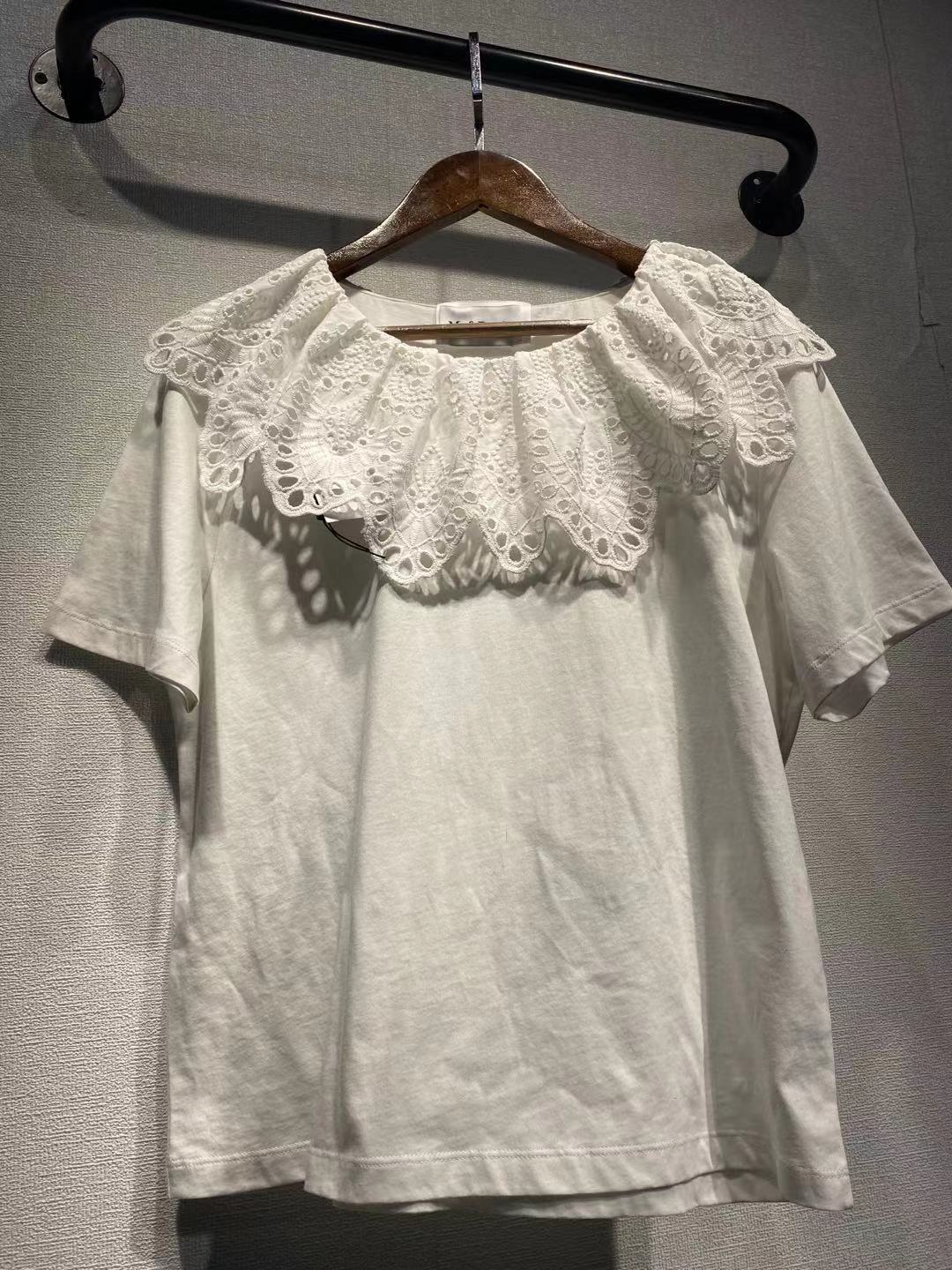 Damebluse med romantisk spidskrave og luftig pasform Stilla