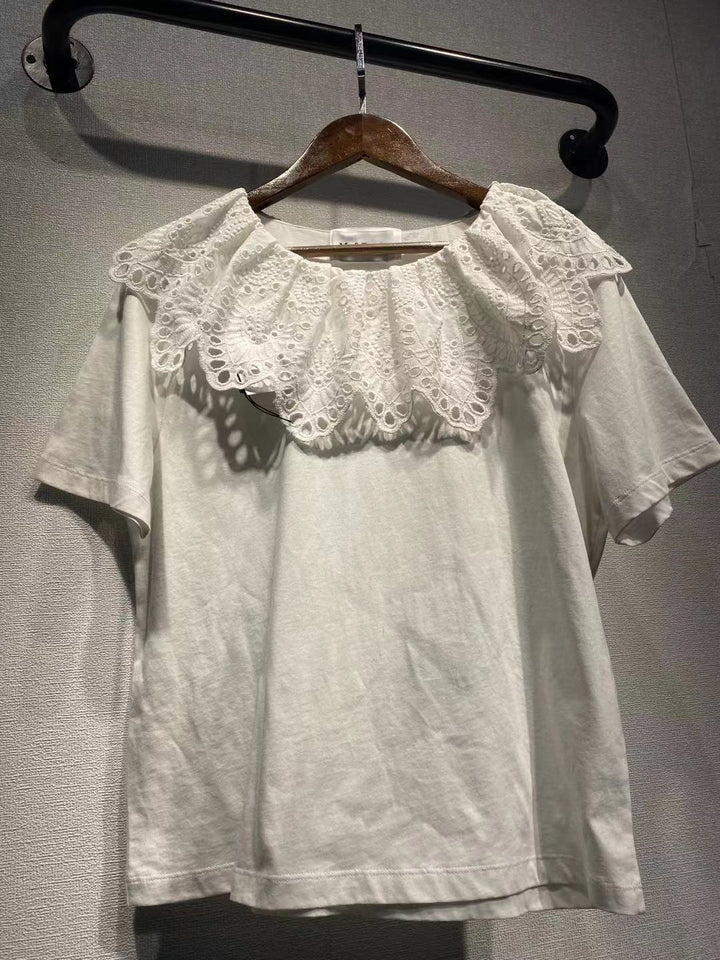 Damebluse med romantisk spidskrave og luftig pasform Stilla