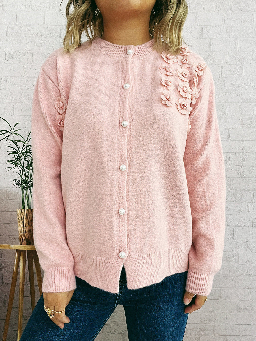 Kvinders cardigan med blomsterapplikationer og knapdetaljer Stilla