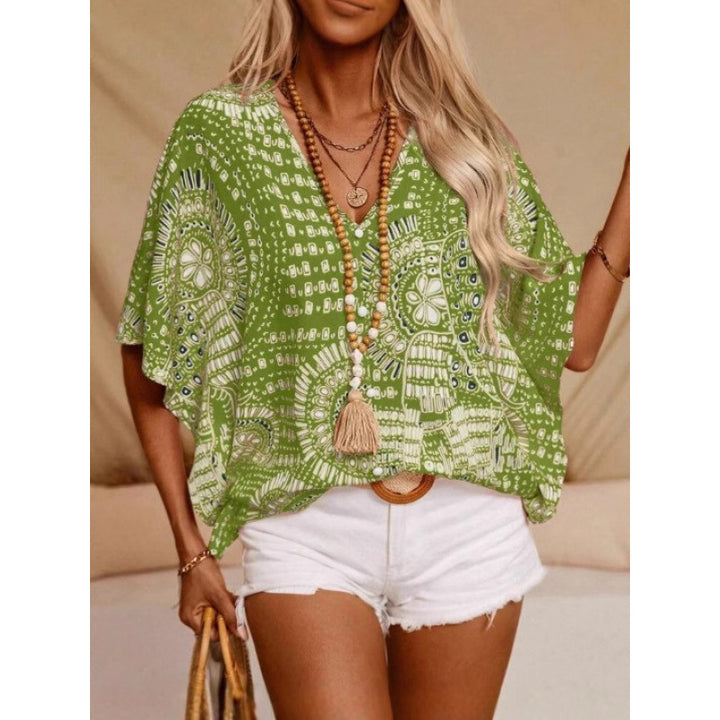 Dame strandbluse i afslappet boho-stil med farverige mønstre og voluminøse ærmer Skovae
