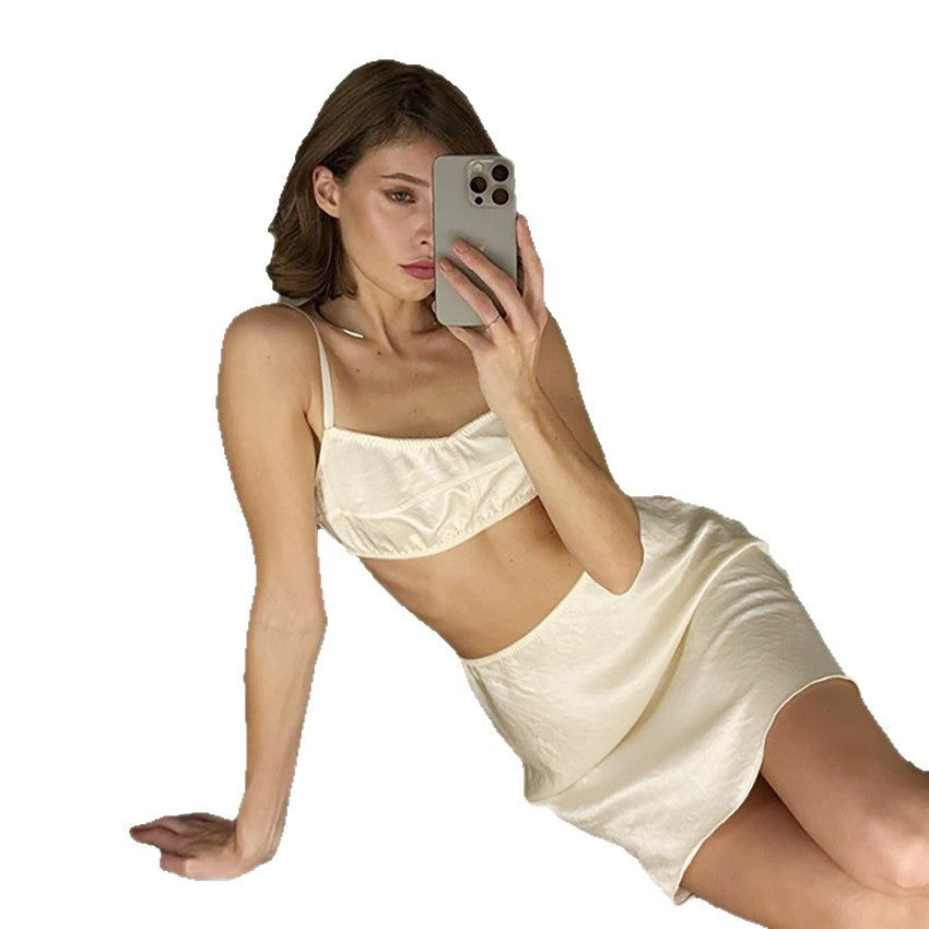 Dame sæt bestående af en volang dekoreret crop-top og kort A-linje nederdel Stilla