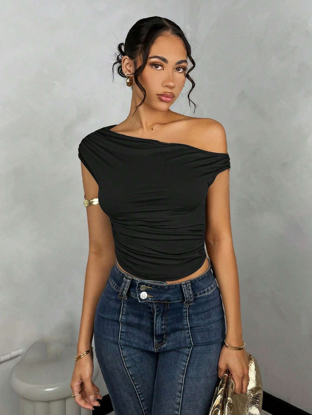 Dame Asymmetrisk Crop-Top med elegant bølgedesign og raffineret snit Skovae