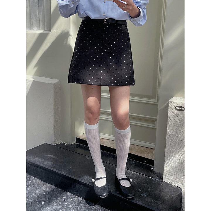 Dame miniskirt lavet af struktureret stof med moderne prikkemønster og elegant snit Stilla