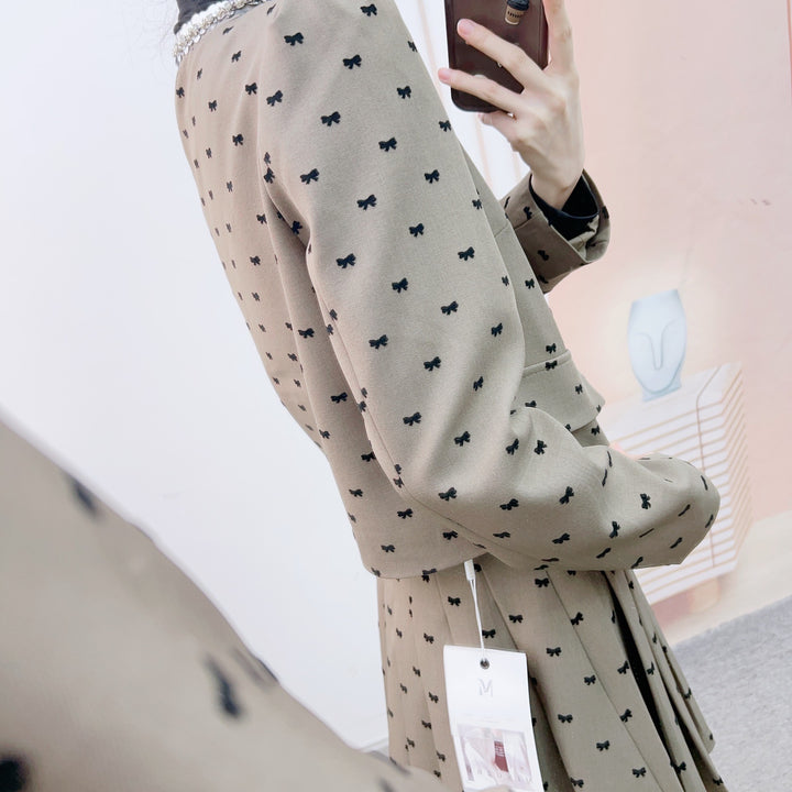 Dame Kort Blazer og Nederdel Sæt med dekorative Knapdetaljer og Fashionabelt Mønster Stilla
