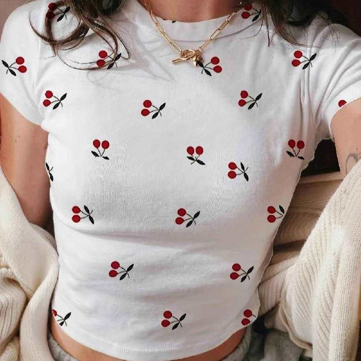 Dame Crop-T-Shirt med friske kirsebærmotiv og figursyet snit Skovae