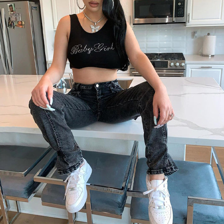 Dame Crop-Top med glitrende skrift og trendy snit Skovae