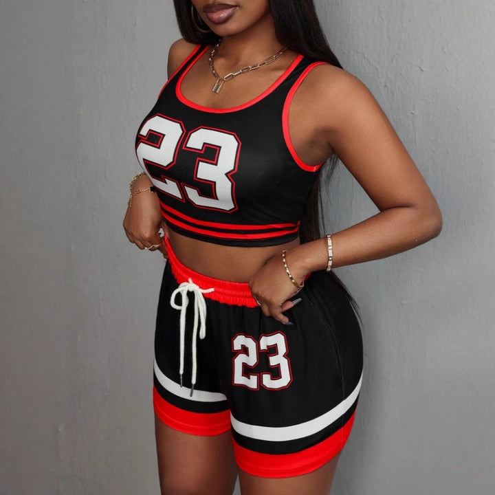 Dame sporty fritidsoutfit med crop top og shorts Skovae