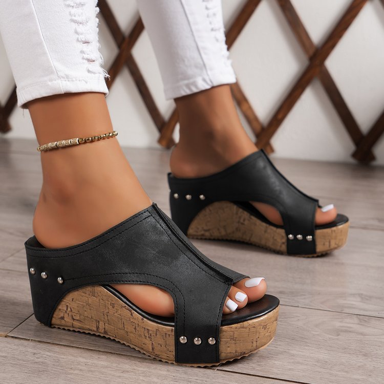 Dame Wedge-sandaler med moderne remdesign og komfortabel korkhæll. Stilla