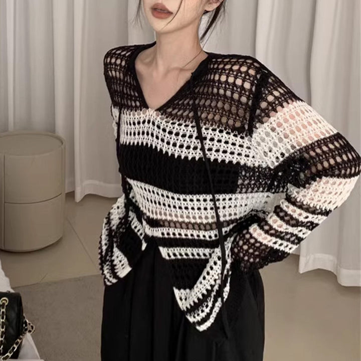 Dame luftig strikket sweater med moderne netdesign og lange ærmer Stilla