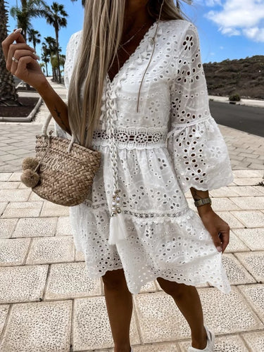 Dame sommerkjole med omfattende broderi detaljer og luftige pufærmer Stilla