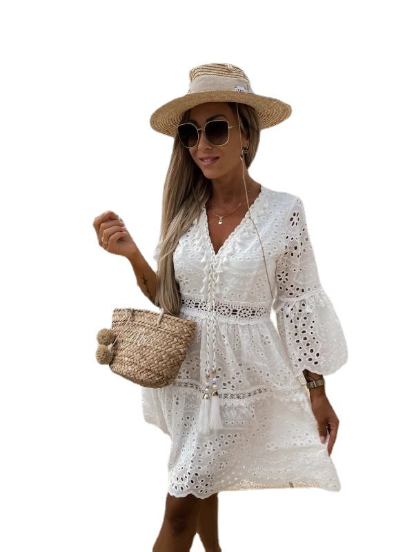 Dame sommerkjole med omfattende broderi detaljer og luftige pufærmer Stilla