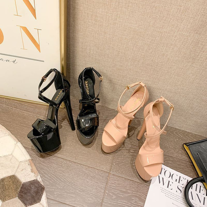 Dame Plateau-pumps med justerbar ankelrem og elegant lak-overflade Stilla