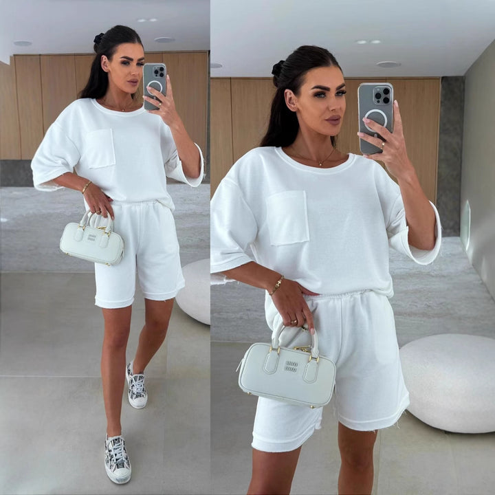 Kvinders afslappede loungedragt med oversized top og komfortable shorts