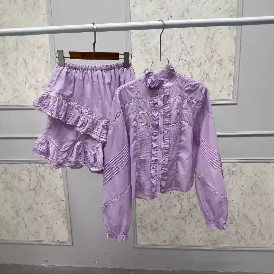 Damebluse med flæsedetaljer og modematerialer Stilla