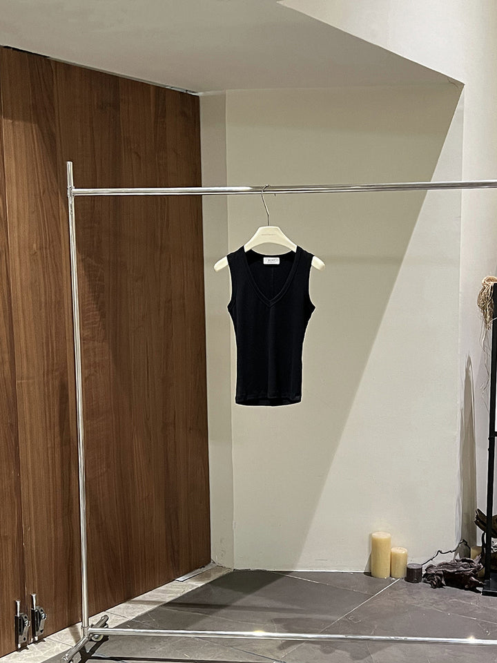 Dame figursyet tanktop i højkvalitets materiale med V-udskæring og elastisk snit Stilla