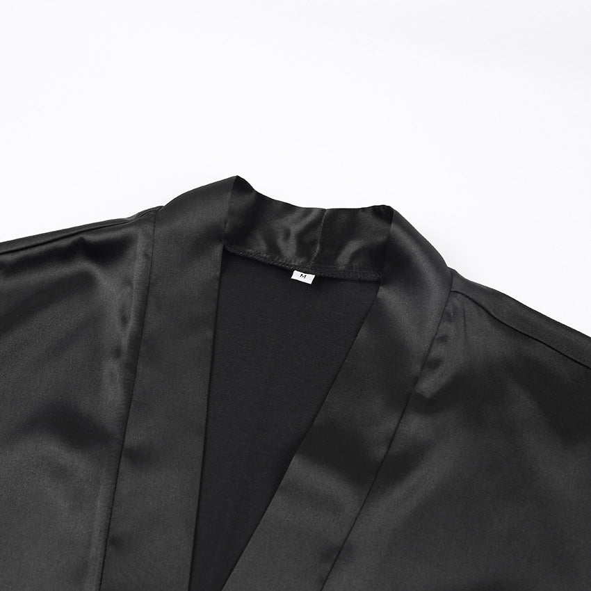 Dame luksuriøs satin-kimono med elegante fjerdetaljer Stilla