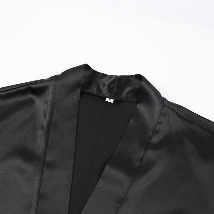 Dame luksuriøs satin-kimono med elegante fjerdetaljer Stilla
