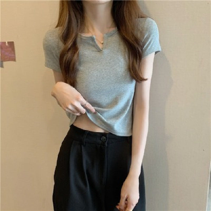 Kvindernes cropped t-shirt med en tætsiddende pasform og moderne detaljer