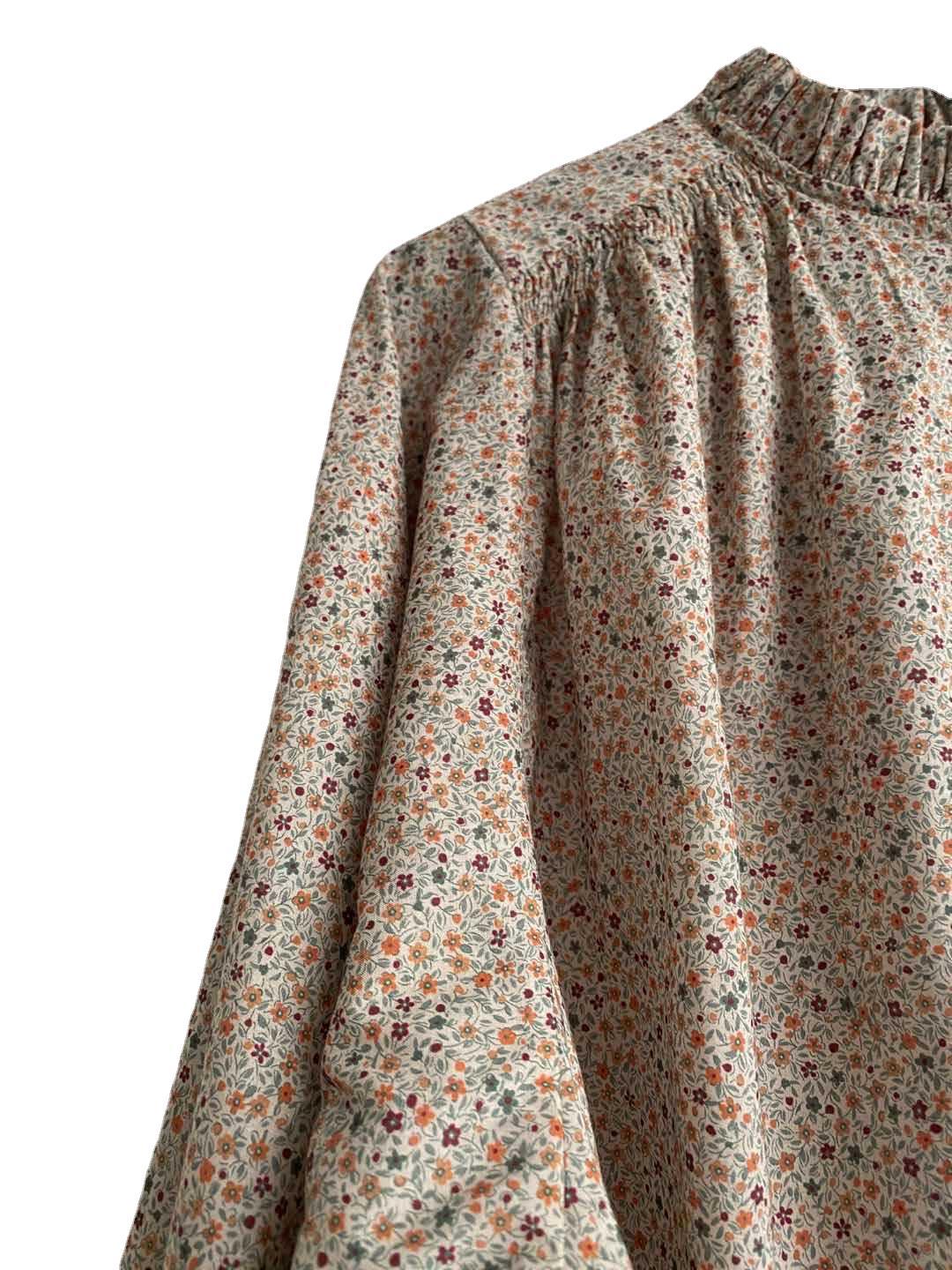 Damebluse med voluminøse ærmer og blomster mønster Stilla