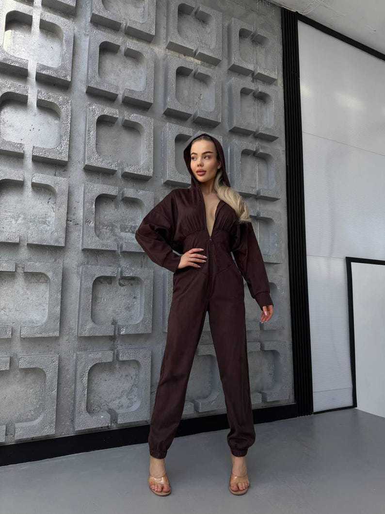Kvinders jumpsuit med dyb udskæring og hætte Skovae