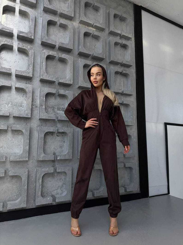 Kvinders jumpsuit med dyb udskæring og hætte Skovae