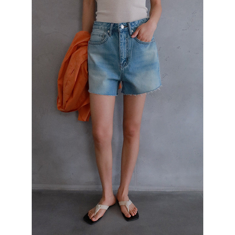Dame jeansshorts i moderne high-waist stil med afslappet snit og lange ben Stilla