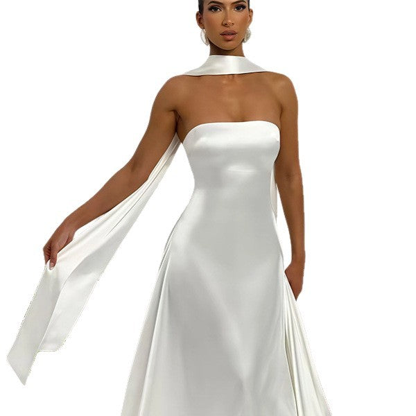 Kvinders bandeau maxi kjole med stilfuld halspryd og flydende satin