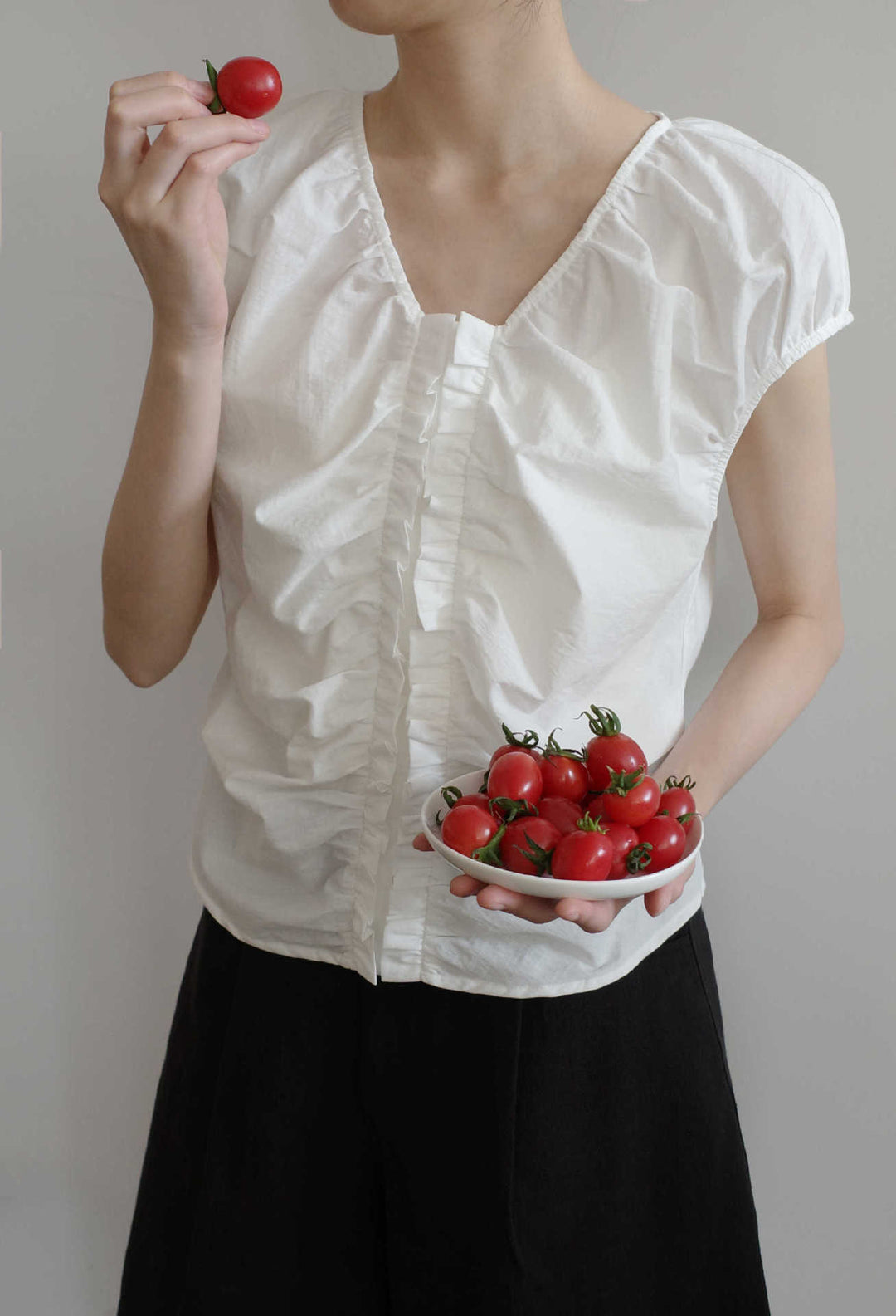 Dame ruffled blouse med elegant V-halsudskæring og fin tekstur Stilla