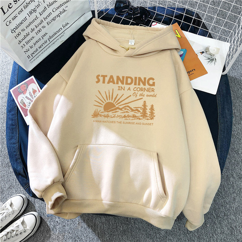 Kvinders hoodie med inspirerende landskabsdesign Skovae