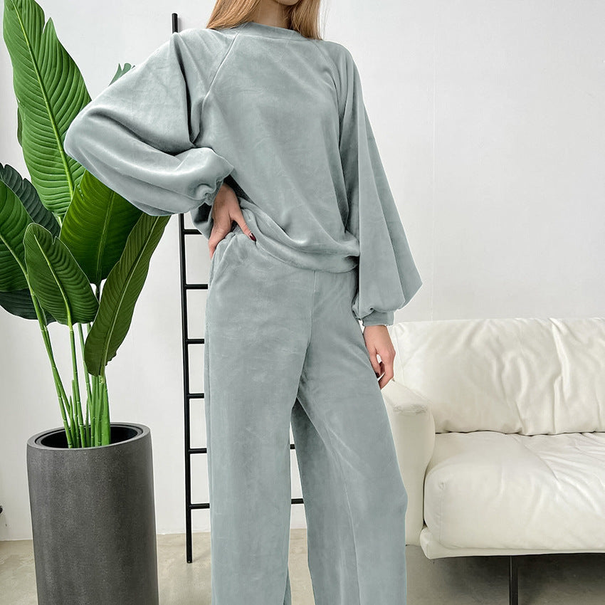 Dame hyggeligt loungewear-sæt med løstsiddende top og komfortable bukser Stilla