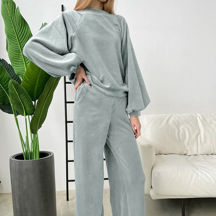 Dame hyggeligt loungewear-sæt med løstsiddende top og komfortable bukser Stilla