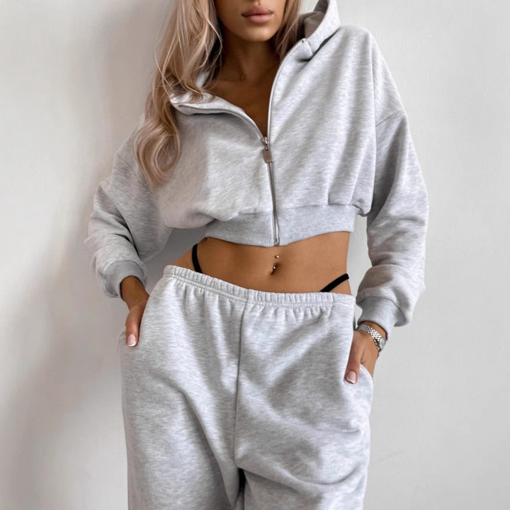 Kvinders sporty loungewear sæt lavet af blødt fleece med moderne cropped design