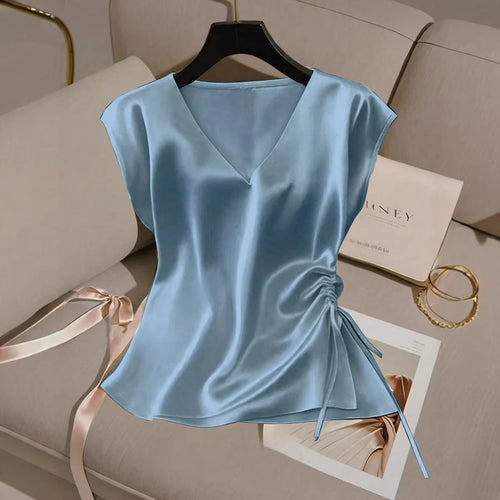 Dame satinbluse med sidelomme og V-hals Skovae