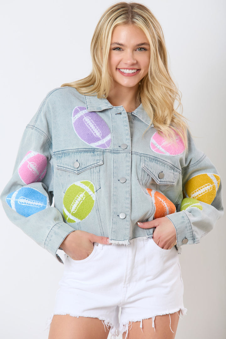 Kvindernes fashionable denimjakke i sporty look med farverigt motiv Stilla