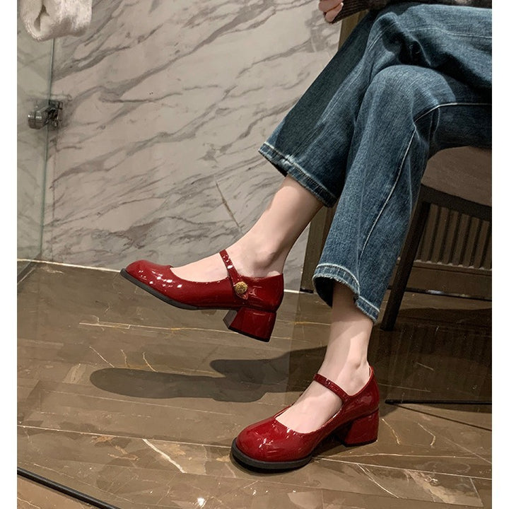 Dame Mary Jane pumps med justerbar rem og elegant metalakcent Stilla