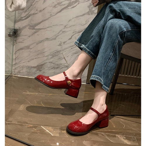 Dame Mary Jane pumps med justerbar rem og elegant metalakcent Stilla