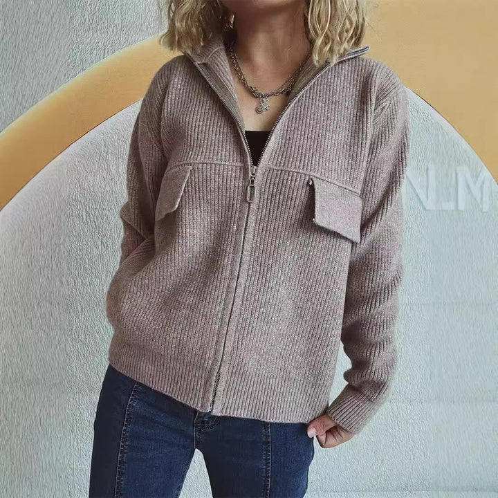 Kvinders fashionable cardigan med høj krave og praktiske lommer Stilla