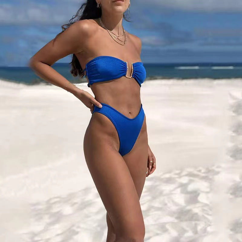 Dame bandeau-bikini med elegant guld-detail og højtaljerede shorts Skovae