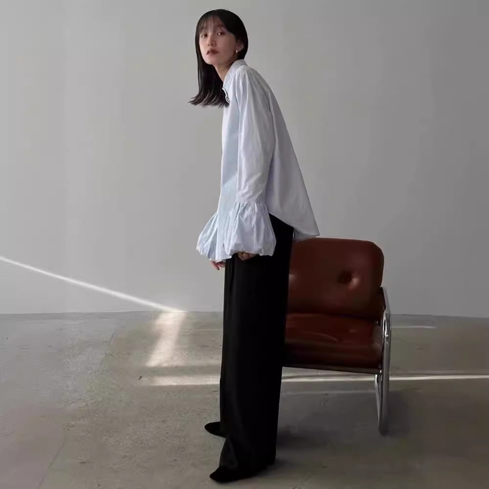 Damebluse med voluminøse ærmer og moderne ståkrave Stilla