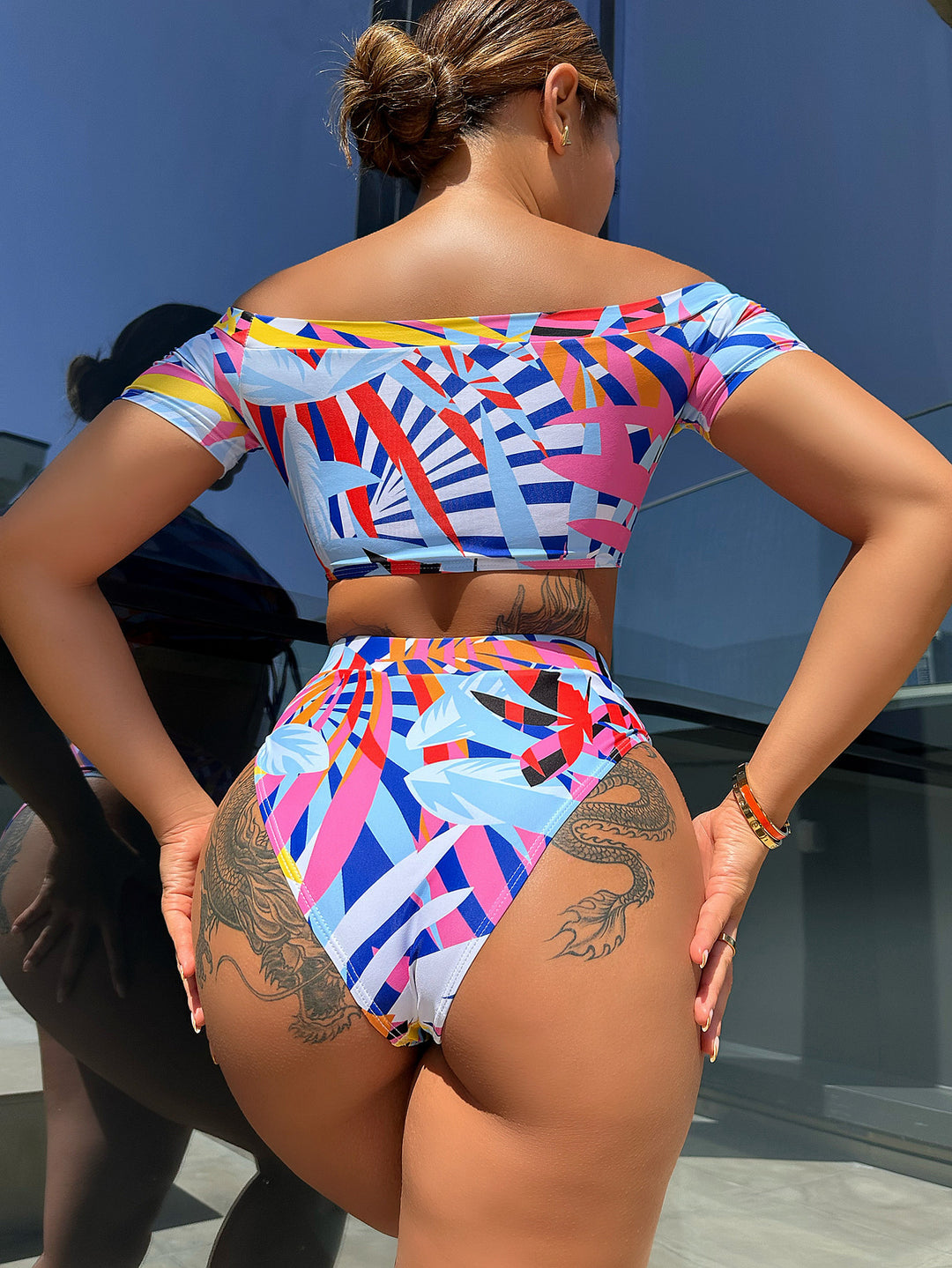 Dame moderigtig bikini-sæt med kreativt snit og farverigt geometrisk design Skovae