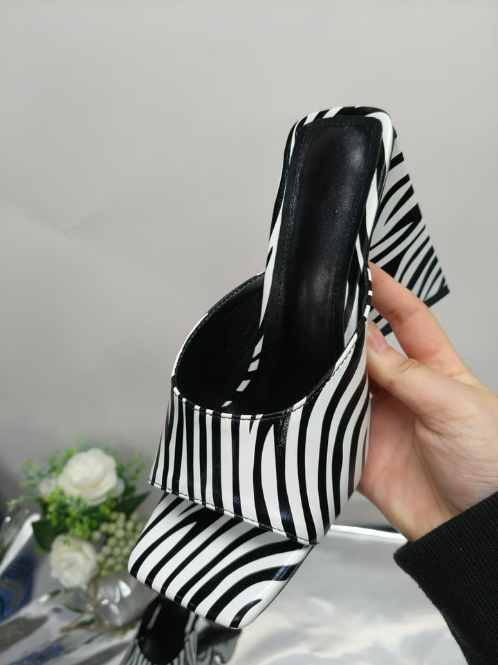 Femme Open-Toe Block Heel Mules med Bold Stripe Design Stilla