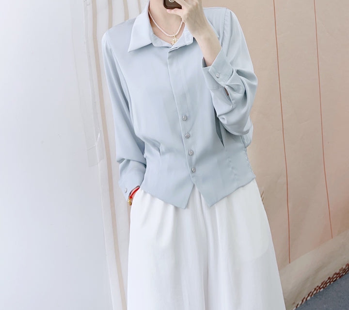 Dame Mode Bluse med figursyet snit og elegante knapdetaljer Stilla