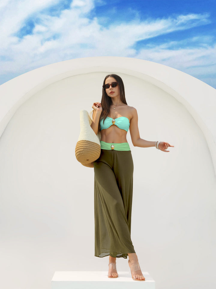 Dame Bandeau-bikini med elegant indpakningsnederdel og moderigtige smykkedetalje Skovae