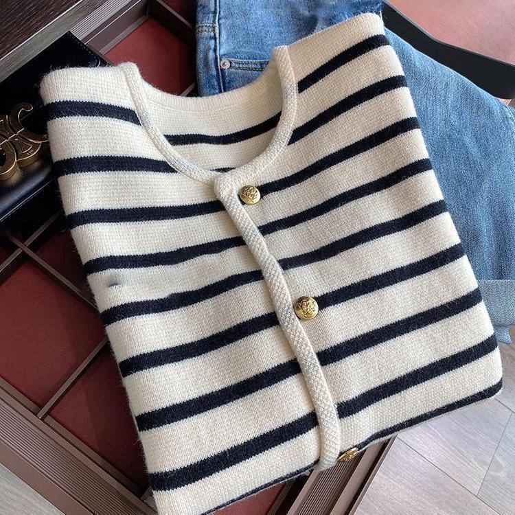 Kvinders fashionable cardigan med tekstureret stribemønster og elegante knapper Stilla